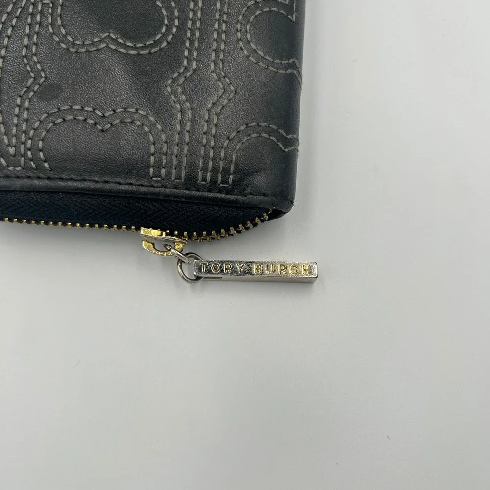 Tory Burch Wallet Womens OS Black Leather Stitched Logo Zip Around B-029